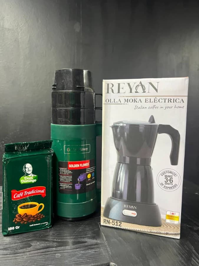 Combo cafetera eléctrica Reyan 6 tazas + termo Golden Flower + café Dom Domingo 250 g